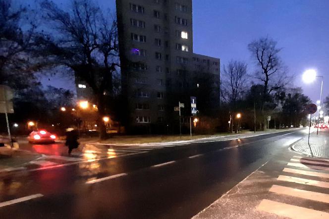 W związku z prognozowanymi opadami śniegu na poznańskie ulice wyjechały pługoposypywarki.