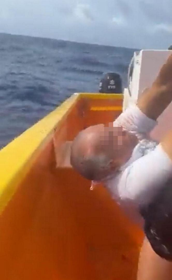 Związali go na łodzi i wrzucili do morza! Drastyczne wideo z egzekucji