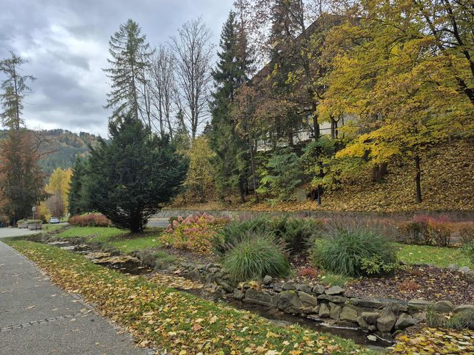 To jedno z najstarszych polskich uzdrowisk najpiękniej wygląda jesienią. Kurowali się w nim Sienkiewicz, Prus, Matejko i Konopnicka