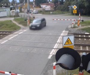 Volvo z dziećmi w środku uwięzione między rogatkami