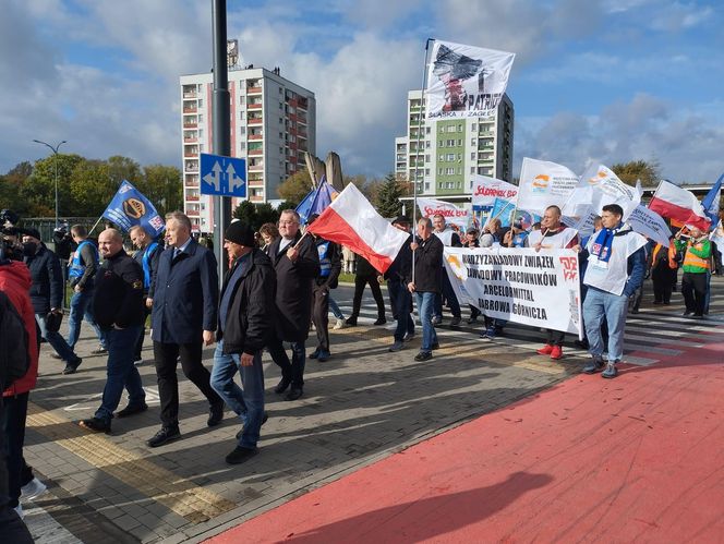 Hutnicy i koksownicy wyszli na ulice w Dąbrowie Górniczej. Apel do rządu o ratunek dla branży i tysięcy miejsc pracy
