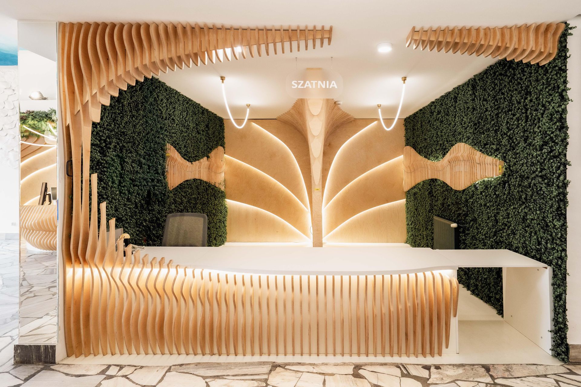 Galeria pod Plafonem i strefa wejściowa Dolnośląskiej Biblioteki Publicznej na rynku