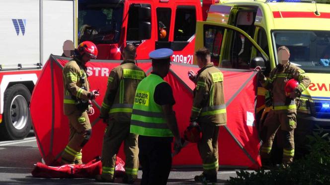 Auto wjechało w przystanek w Warszawie. Dwie osoby nie żyją