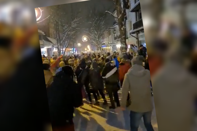Tłumy turystów w Zakopanem. Rozbawiony tłum tańczył na Krupówkach do przeboju Sławomir