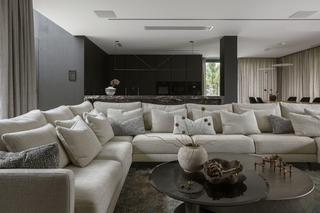 Czarny, a przytulny? Minimalistyczny dom pod Warszawą