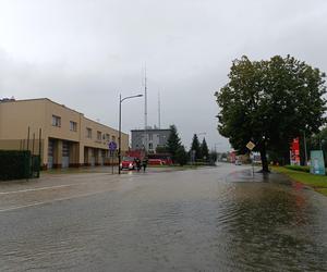 Zagrożenie powodziowe. Głuchołazy. Woda przelała się przez wały. Zalewa miasto