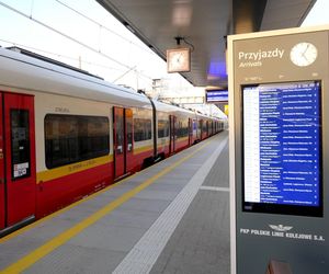 Pasażerowie zauważą praktyczną nowość na 51 stacjach PKP. Jest lista lokalizacji