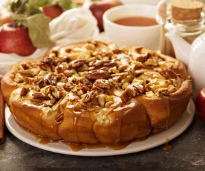 Zwijane ciasto z jabłkami. Proste składniki w zakręconej formie