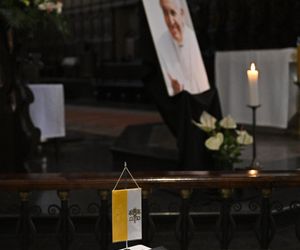 Warszawa żegna papieża Franciszka. Poruszające wpisy w Archikatedrze 