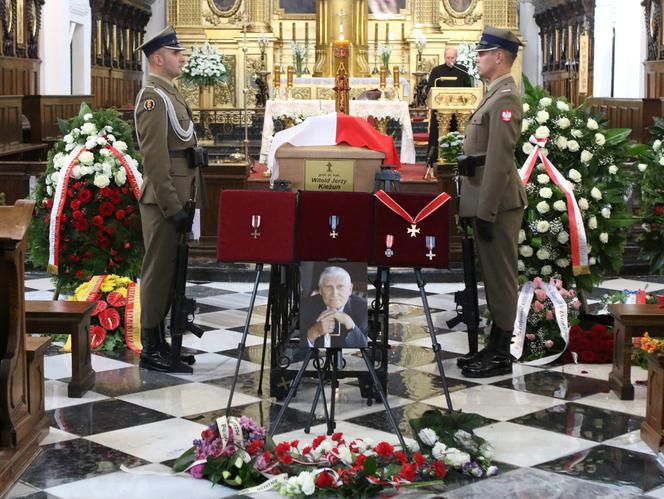 Pogrzeb Witolda Kieżuna. Uroczystości rozpoczęły sie w Kościele św. Krzyża, o który walczył w powstaniu 