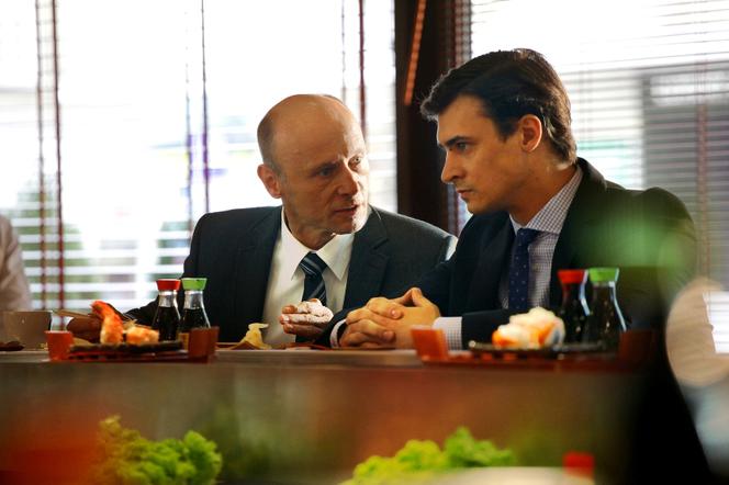 NA KRAWĘDZI odc. 1. Wolański (Krzysztof Pieczyński), prokurator Frydrych (Mateusz Damięcki)