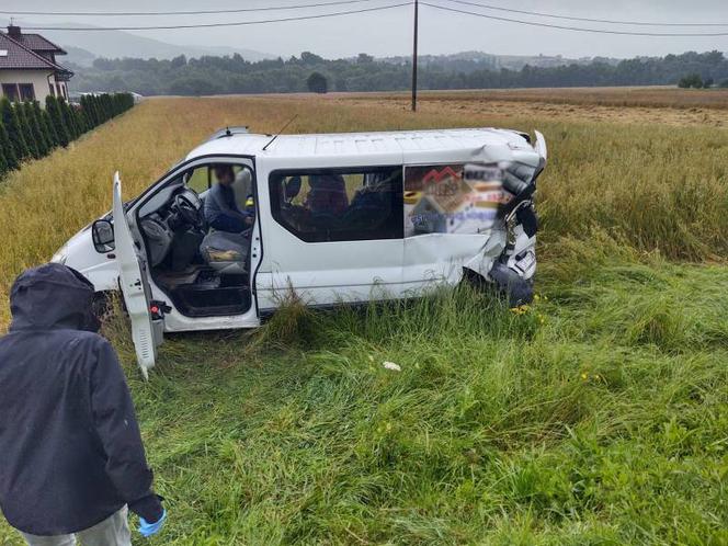 Łososina Dolna. Zderzenie dwóch dostawczaków. Ciężarówka chciała je minąć i skończyła w rowie