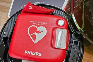 Pierwszy przenośny defibrylator w mieście. Zamontowano go na ścianie LO w Starym Sączu 