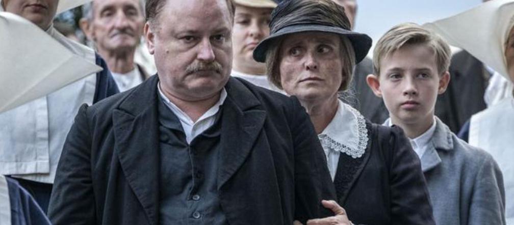 Stulecie Winnych. Internet aż kipi od komentarzy wściekłych fanów! Kolejne odcinki znikają w ciągu kilku godzin. TYLKO U NAS aktualny program z dnia!