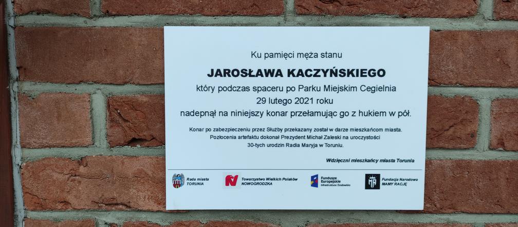 Prześmiewcza tablica pamiątkowa na miejskim szalecie. Ktoś robi sobie żarty z Jarosława Kaczyńskiego i prezydenta Zaleskiego