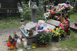 Skatowany Szymonek umierał kilka dni w cierpieniu. Z bólu odgryzł sobie kawałek wargi