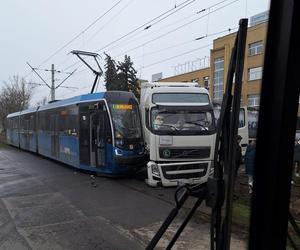 Ciężarówka zderzyła się z tramwajem we Wrocławiu. Są ranni 