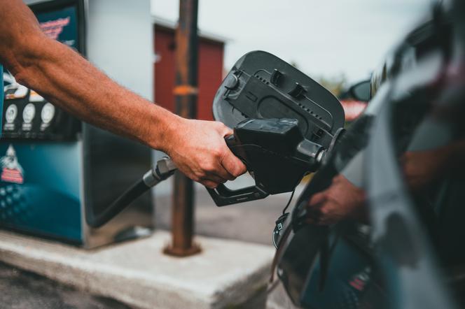 Najtańszą benzynę zatankujesz w tym mieście. Cenę zastanawia