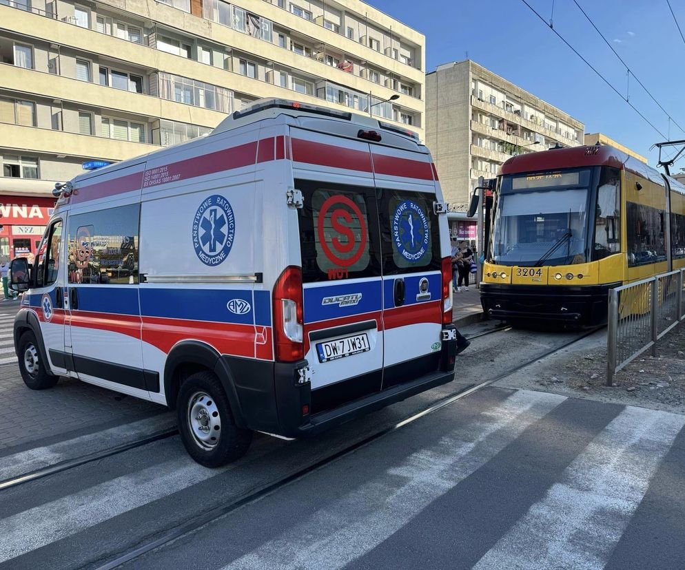 Dziki atak w warszawskim tramwaju. Poszło o dostęp do kasownika. Uderzył 20-latka z główki, a sam pojechał na szycie