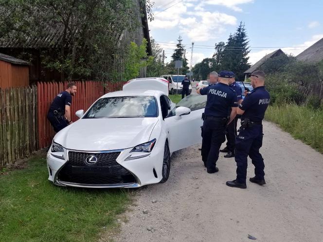 Staranował autem policjantów