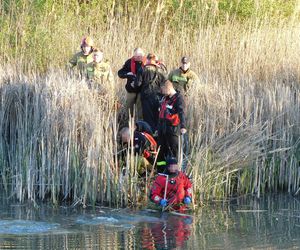 Nietrzeźwy utopił terenówkę w stawie. Potem zaczął pływać i śpiewać