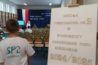Uczniowie odebrali świadectwa. W bydgoskich szkołach zabrzmiał ostatni dzwonek przed wakacjami [GALERIA]