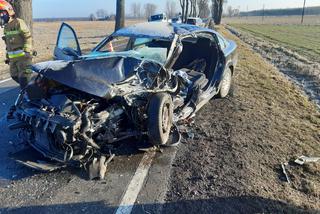 Groźny wypadek pod Łęczycą (8.03.2022). Kierowca zakleszczony w zmiażdżonym aucie