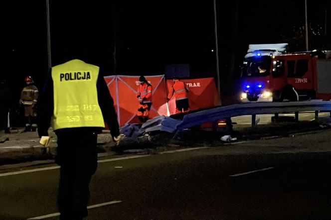 Tragiczny wypadek na Mazowszu. Karetka na sygnale dachowała w rowie. Jeden ratownik zginął na miejscu