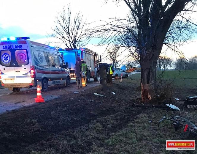 Poważny wypadek drogowy w Gustawowie. Auto roztrzaskało się na drzewie