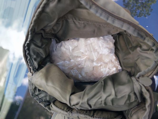 Pościg jak z filmu w Warszawie! W BMW środki odurzające i broń! Zobacz, co grozi zatrzymanej parze! 