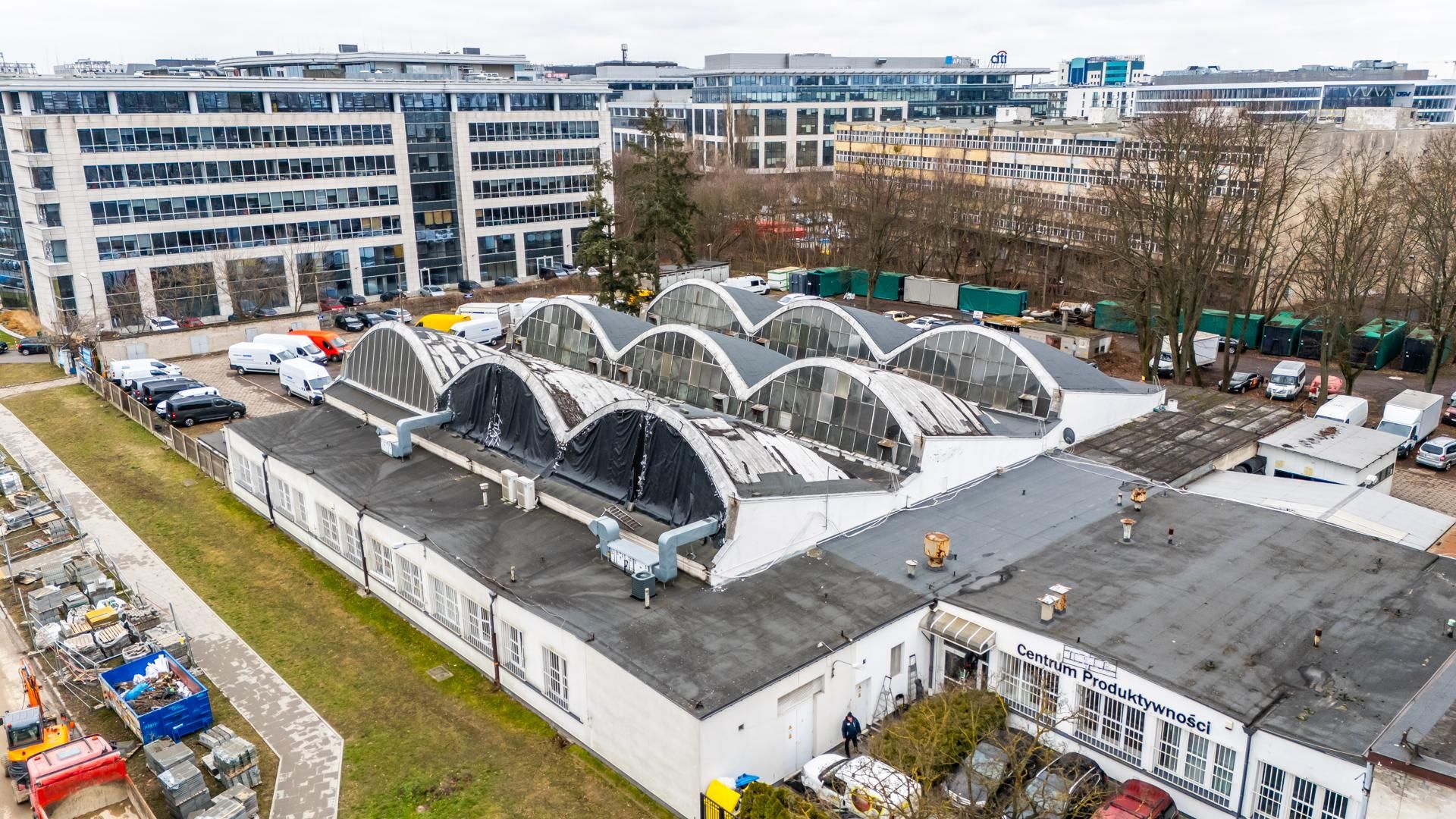 Zabytkowa hala na Suwak 4 w Warszawie