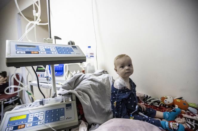 Tak żyją teraz dzieci na oddziale onkologicznym w Kijowie. Te zdjęcia łamią serca