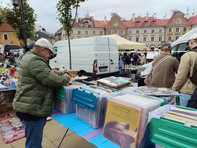 Wyjątkowe antyki ponownie zagościły na Placu Zamkowym w Lublinie. Tak wygląda wrześniowa Lubelska  Giełda Staroci [GALERIA]