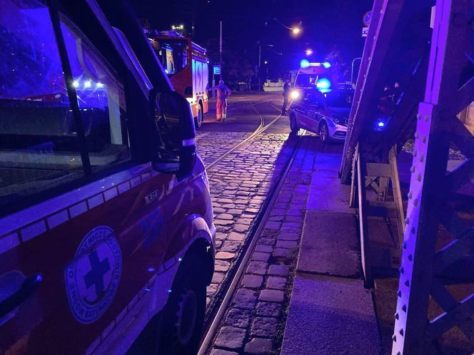 Nocna akcja w centrum Wrocławia. Rozebrana i pijana kobieta postawiła służby na nogi