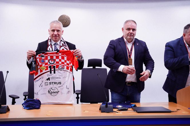 Siatkarze KPS-u z medalami na szyi, dziękowali kibicom za udany sezon