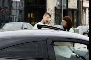 Wjechał w słupki, dostał 1500 zł mandatu. Kolejny wypadek w centrum Warszawy