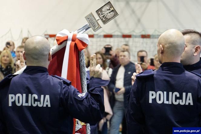 Ślubowanie nowych policjantów w Olsztynie. W szeregi wstąpiło 52 funkcjonariuszy [ZDJĘCIA]