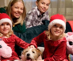 M jak miłość odc. 1852. Lenka (Olga Cybińska), bliźniaczki Emilka i Zuzia (Julia, Marcelina Kempka), Misiek (Aleksander Bożyk)