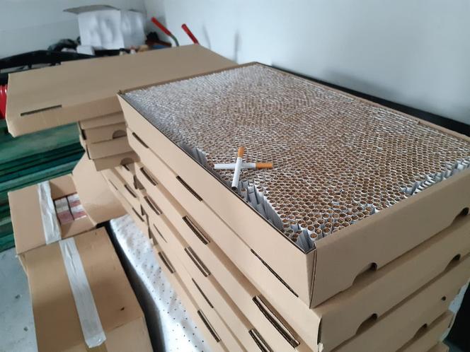 Ponad 250 tys. sztuk nielegalnych papierosów kupił dla siebie. Sprawą zajmie się sąd
