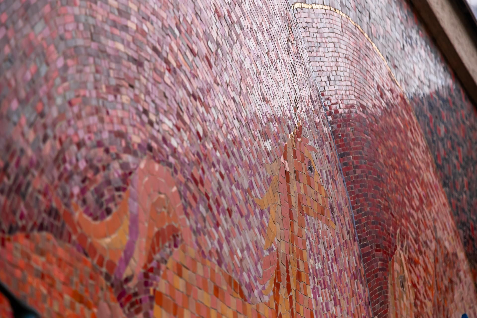 Mozaika z końmi na Zgody 6 w Warszawie