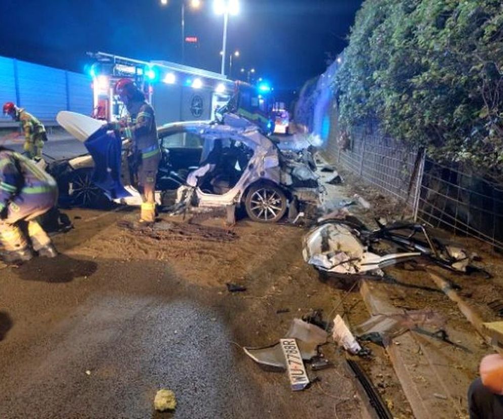 Ciężarówka staranowała toyotę. Strażacy cięli blachę, by uwolnić ofiarę wypadku