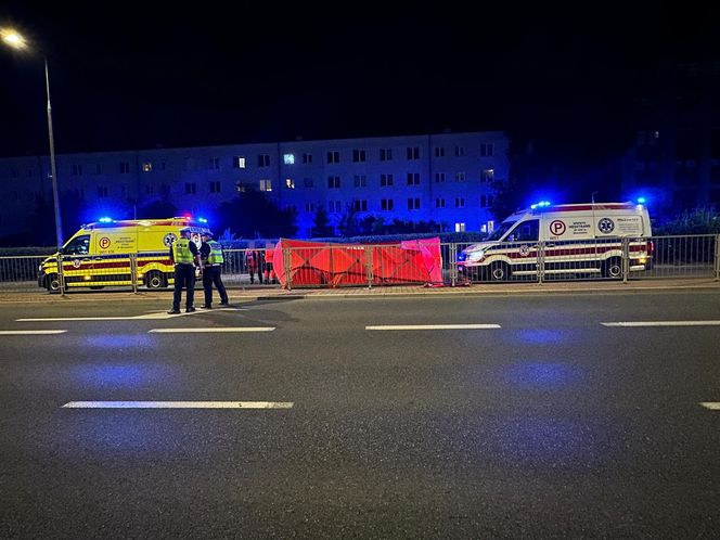 Makabryczny wypadek na Mokotowie. Motocyklista zderzył się z autem i wpadł na parking