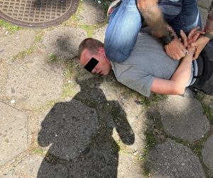 Wołomin. Napadł na seniorkę w biały dzień. 43-latek zatrzymany przez kryminalnych