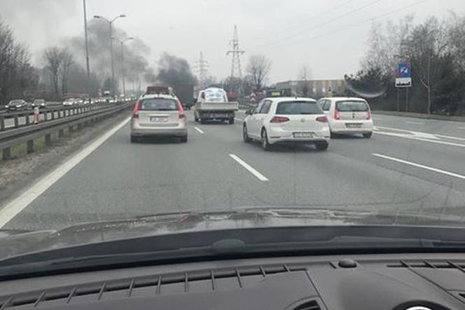 Płonie samochód w Katowicach! Co się stało? [ZDJĘCIA]