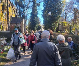 Tłumy na cmentarzu Rakowickim na Wszystkich Świętych 2024