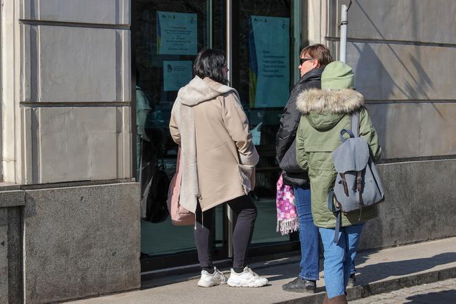  Kolejki pod urzędem pracy dla uchodźców. Chętnych przybywa, ofert coraz mniej