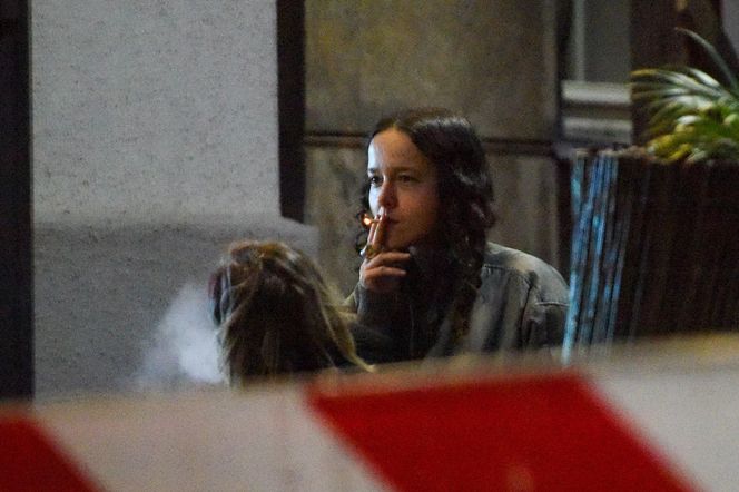 Monika Brodka winko papierosek i taksówka