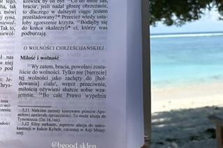 Półnaga żona Rafała Mroczka świeci biblią na plaży! Zdradziła, jak długo modliła się o dobrego męża