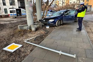  Huknął w słup i uciekł z miejsca wypadku. W aucie zostawił rannego pasażera. Trwa obława