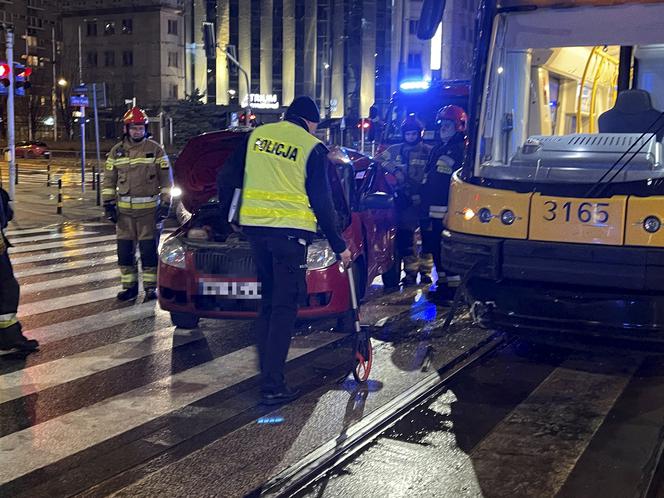 Dramatyczne zderzenie przewozu osób z tramwajem